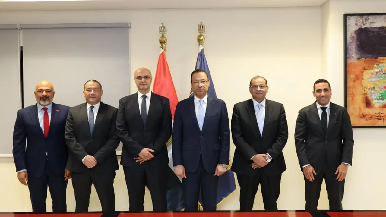 وزير الاتصالات يطلق خدمتي “اطمن” لحماية الأطفال عبر الإنترنت المحمول